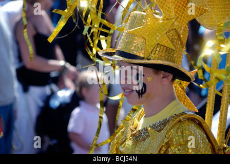 Ragazzo vestito d'oro hat in street parade Foto Stock