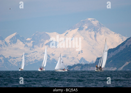 Barche a vela nel 2005 Lands End Regata Katchemak Bay w/Vulcano Iliamna Cook Inlet gamma aleutian estate Foto Stock