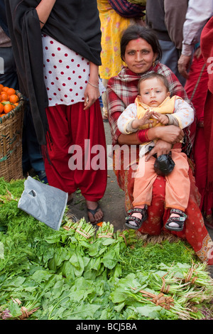 Kathmandu, Nepal. Micro prestito di credito beneficiario pone nel mercato con suo figlio. Foto Stock