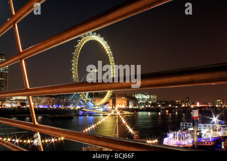 Il London Eye e il Tamigi visto dal Ponte a Hungerford Foto Stock