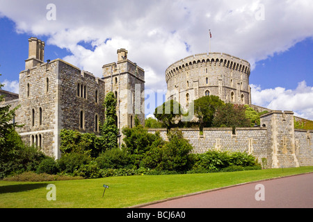 Pareti e Round Tower, il Castello di Windsor, Berkshire, Inghilterra, casa ufficiale di Sua Maestà la Regina Elisabetta II Foto Stock