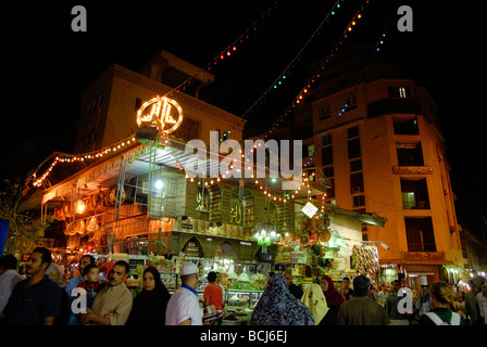 Durante il Ramadan la gente mangia di notte e gli Egiziani amano andare fuori a mangiare e tisane.Khan Al Khalili è particolarmente popolare di notte Foto Stock