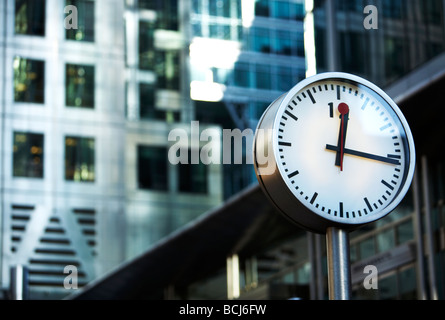 Konstantin Grcic progettato orologio nella parte anteriore del One Canada Square Canary Wharf Docklands Londra REGNO UNITO Foto Stock