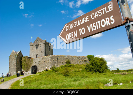 L'ingresso al Dunguaire Castle, Kinvara, nella contea di Galway, Irlanda Foto Stock
