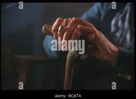 Close-up di Old Mans mani sulla canna AK centromeridionale Foto Stock