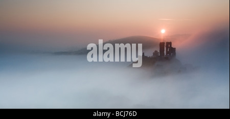 Corfe Castle avvolta in early morning mist Purbeck Dorset South West England Regno Unito Castle Foto Stock