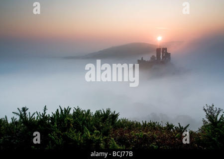 Corfe Castle avvolta in early morning mist Purbeck Dorset South West England Regno Unito Castle Foto Stock