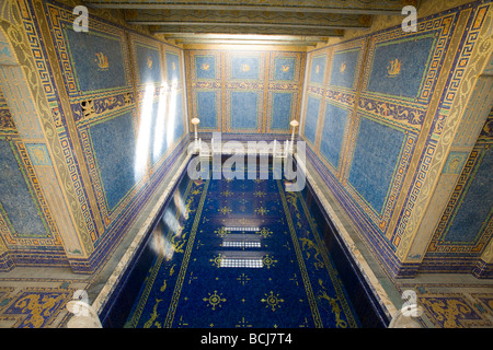 Piastrelle ornate della piscina romana interna a San Simeone Hearst Castle San Simeon California USA Foto Stock