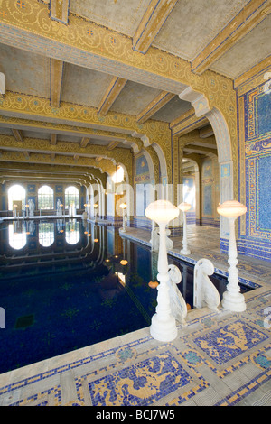 Piastrelle ornate della piscina romana interna a San Simeone Hearst Castle San Simeon California USA Foto Stock
