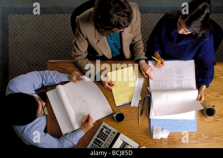 Vista aerea di due donne e un uomo in Business Meeting Foto Stock