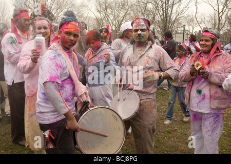 Hindu festival di primavera chiamato Holi noto anche come Phagwah in Indie ad ovest che si celebra in QUEENS, NY Foto Stock