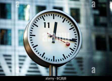 Konstantin Grcic progettato orologio nella parte anteriore del One Canada Square Canary Wharf Docklands Londra REGNO UNITO Foto Stock