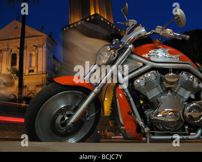 Harley davison in moto durante la notte da mercati di Traiano a Roma Italia Foto Stock