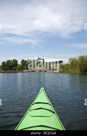 Il kayak nei pressi di Husky Stadium di Seattle è il Lago Washington. Foto Stock