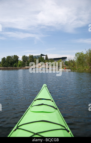 Il kayak nei pressi di Husky Stadium di Seattle è il Lago Washington. Foto Stock