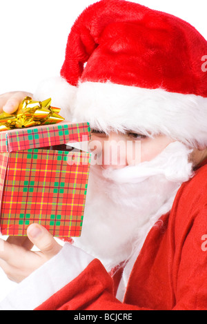 Babbo Natale cercando in confezione regalo isolato su bianco Foto Stock