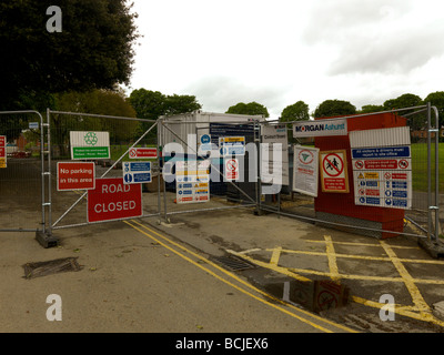 Strada chiusa e cartelli di avvertimento Salisbury Wiltshire Foto Stock