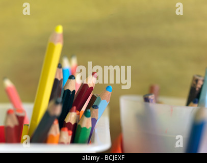 Matite colorate in vasi di scuola Foto Stock