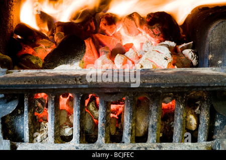 Hot fuoco di carbone con la vecchia griglia di ferro Foto Stock
