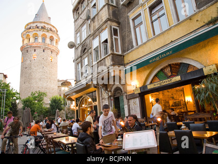 Le persone in un ristorante a Istanbul accanto alla Torre di Galata a Istanbul Foto Stock