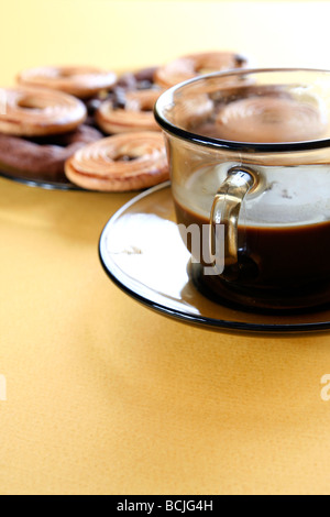 Biscotti dolci con caffè in grani. Foto Stock