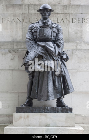 La statua e la Prima Guerra Mondiale memoriale al Royal Reggimento di Artiglieria di Londra Foto Stock