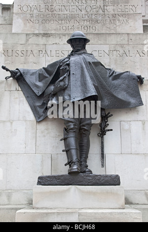 La statua e la Prima Guerra Mondiale memoriale al Royal Reggimento di Artiglieria di Londra Foto Stock