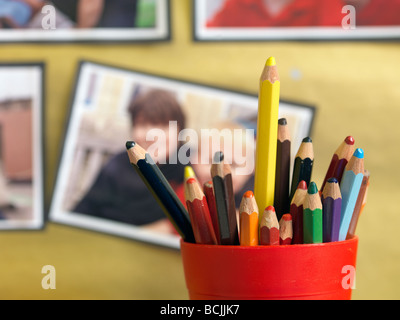 Matite colorate in vasi di scuola Foto Stock