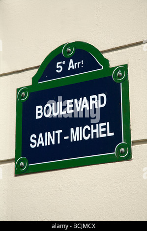 Strada segno segnando il famoso Boulevard Saint - Michel, Paris, Francia Foto Stock