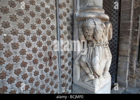 Portale Romanico, Dettagli Cathedrale Ste-Marie, Oloron-Ste-Marie, Pyrenees-Atlantiques, Francia Foto Stock