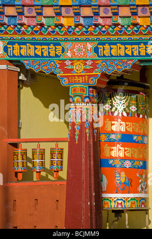 India, Sikkim, Ravangla (Rabongla), Karma Theckhling monastero - realizzato in tradizionale stile Sikkim di pietra e fango, ruota di preghiera Foto Stock