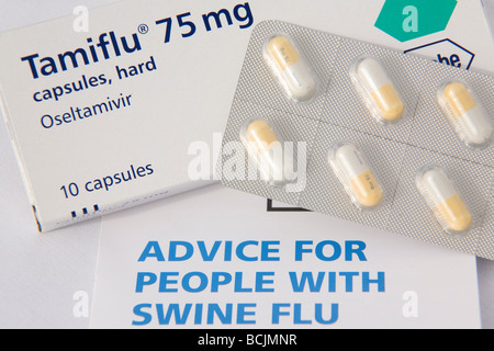 Tamiflu 75 mg compresse sono mostrati insieme con la letteratura la diffusione di informazioni su casi di influenza suina. Foto Stock