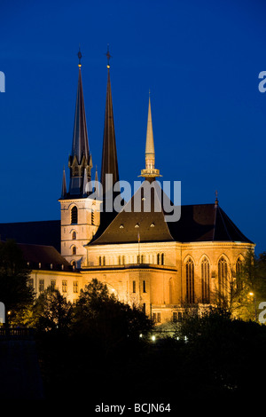 Lussemburgo Il Lussemburgo città, Place de la costituzione e la Cattedrale di Notre Dame da Pont Adophe bridge Foto Stock