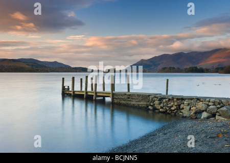 Derwent Water, Parco Nazionale del Distretto dei Laghi, Cumbria, Regno Unito - Visualizza il lungo pontile in legno a Barrow Bay Sbarco Foto Stock