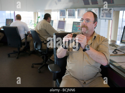 Lavoratore presso un centro di controllo presso la ThyssenKrupp Duisburg Germania Foto Stock