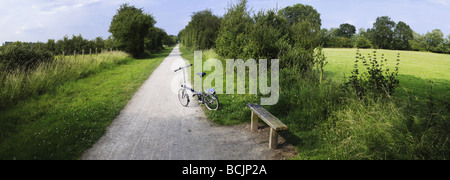 Il sentiero e cycleway la greenway in disuso ed convertito la linea ferroviaria di Stratford upon avon warwickshire Midlands England Regno Unito Foto Stock