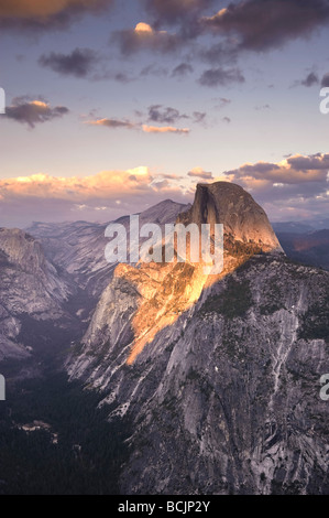 Stati Uniti d'America, in California, del Parco Nazionale Yosemite, ghiacciaio, il punto di vista della Cupola di mezza montagna e il Parco Nazionale di Yosemite Valley Foto Stock