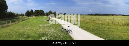 Il sentiero e cycleway la greenway in disuso ed convertito la linea ferroviaria di Stratford upon avon warwickshire Midlands England Regno Unito Foto Stock