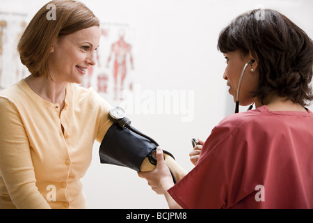 Donna con la pressione del sangue testati Foto Stock