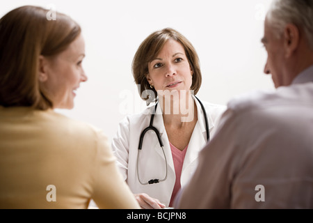 Medico e pazienti Foto Stock