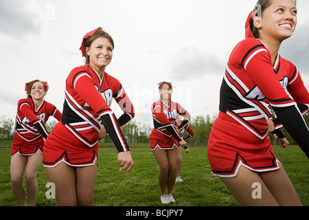 Cheerleaders di eseguire la routine Foto Stock