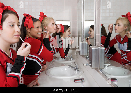 Cheerleaders mettendo su make up Foto Stock