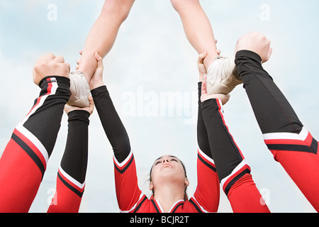 Cheerleaders di eseguire la routine Foto Stock