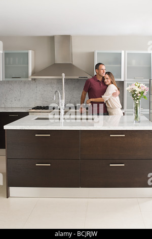 Giovane costeggiata in cucina Foto Stock