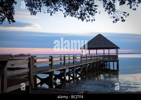 Peir a Currituck, North Carolina al tramonto con rosa e blu del cielo sopra l'acqua Foto Stock