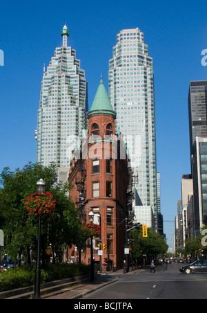 Skyline di Toronto Ontario in Canada con il Flat Iron Building noto anche come l'edificio Gooderham in primo piano Foto Stock