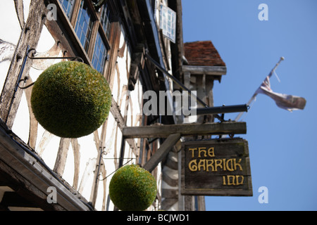 Il Garrick Inn cartello in legno in Stratford upon Avon Foto Stock