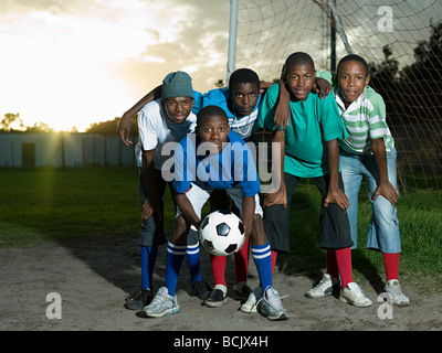 Ragazzi adolescenti sul campo di calcio Foto Stock