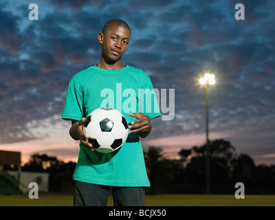 Teenage ragazzo africano con il calcio Foto Stock