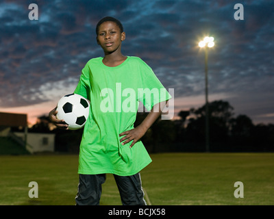 Teenage ragazzo africano con il calcio Foto Stock